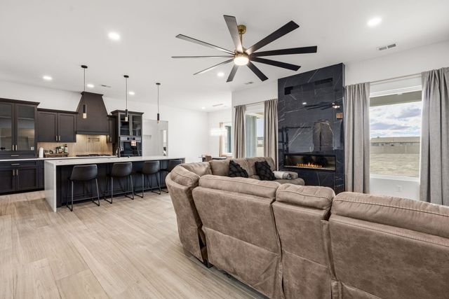 513 6th Street NE, Rio Rancho, NM 87124