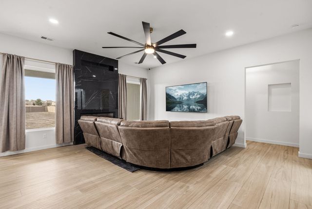 513 6th Street NE, Rio Rancho, NM 87124