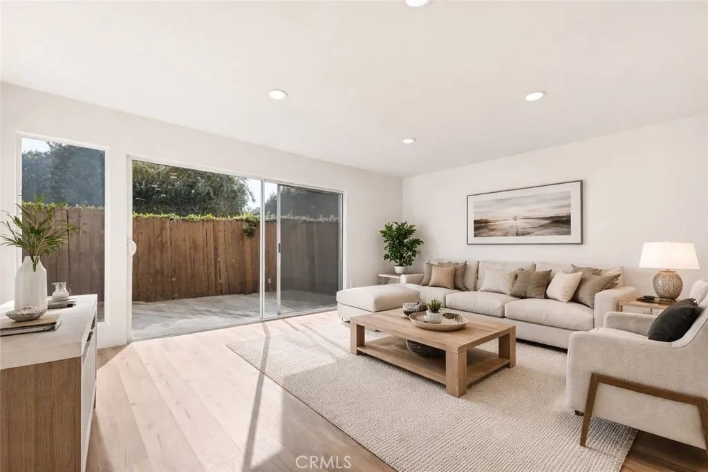 15542 Sherman Way 11, Van Nuys, CA 91406