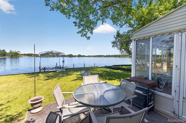 952 Wyman Drive, Waterford Charter Township, MI 48328