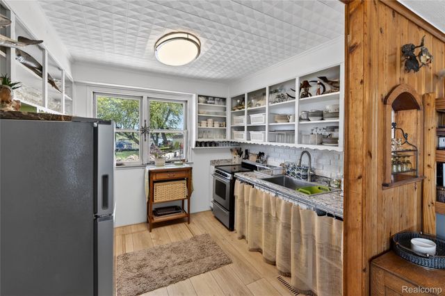 952 Wyman Drive, Waterford Charter Township, MI 48328