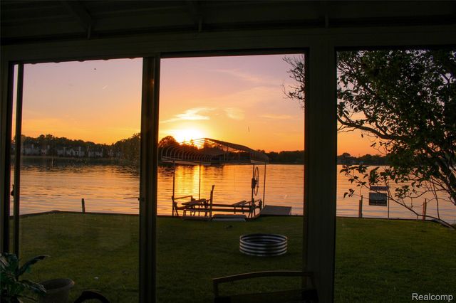 952 Wyman Drive, Waterford Charter Township, MI 48328