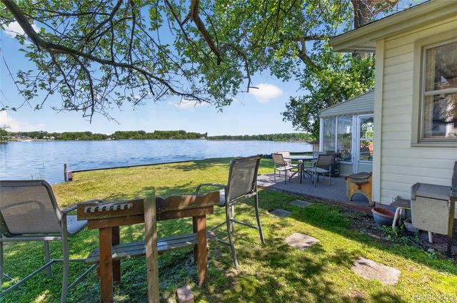 952 Wyman Drive, Waterford Charter Township, MI 48328