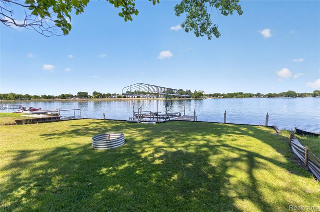 952 Wyman Drive, Waterford Charter Township, MI 48328