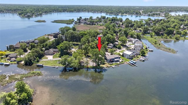 952 Wyman Drive, Waterford Charter Township, MI 48328