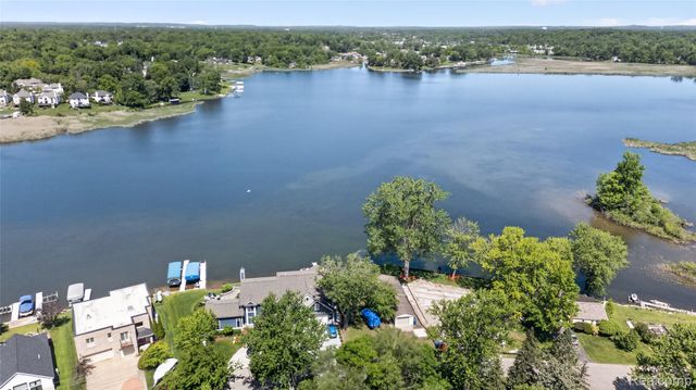 952 Wyman Drive, Waterford Charter Township, MI 48328