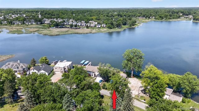 952 Wyman Drive, Waterford Charter Township, MI 48328