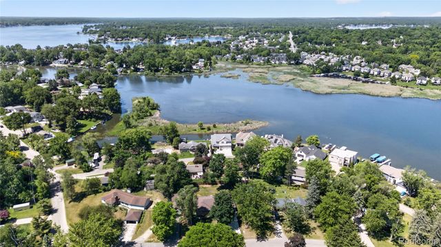 952 Wyman Drive, Waterford Charter Township, MI 48328