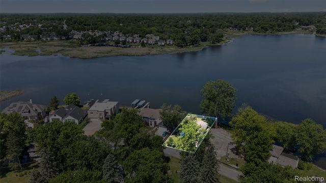 952 Wyman Drive, Waterford Charter Township, MI 48328