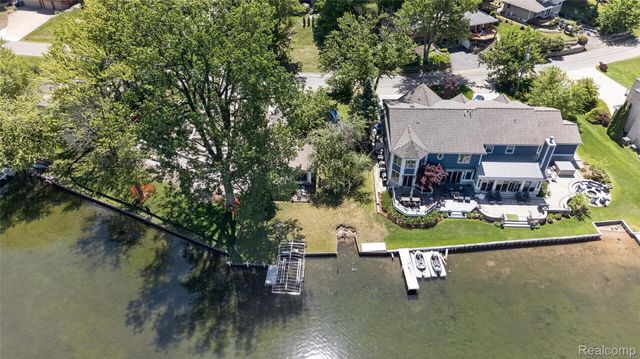 952 Wyman Drive, Waterford Charter Township, MI 48328