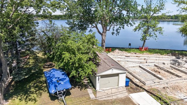952 Wyman Drive, Waterford Charter Township, MI 48328