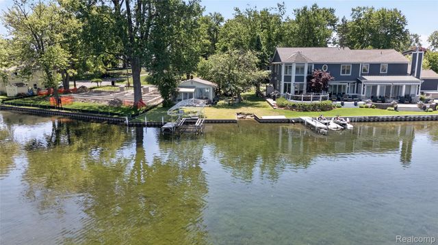 952 Wyman Drive, Waterford Charter Township, MI 48328