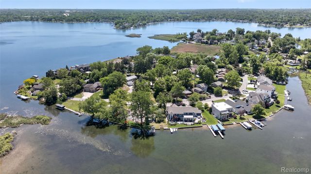 952 Wyman Drive, Waterford Charter Township, MI 48328