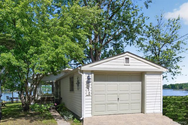 952 Wyman Drive, Waterford Charter Township, MI 48328