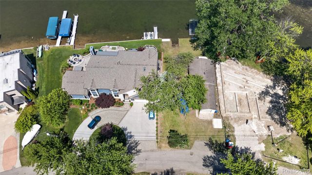 952 Wyman Drive, Waterford Charter Township, MI 48328