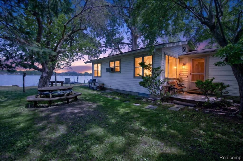 952 Wyman Drive, Waterford Charter Township, MI 48328