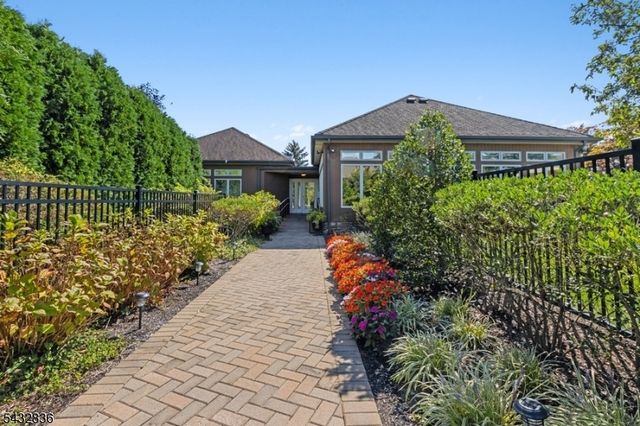 2 McChesney Ct 2, West Orange Twp., NJ 07052