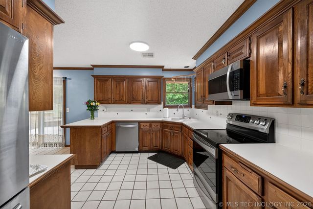 2917 Greenwood Court, Bartlesville, OK 74006