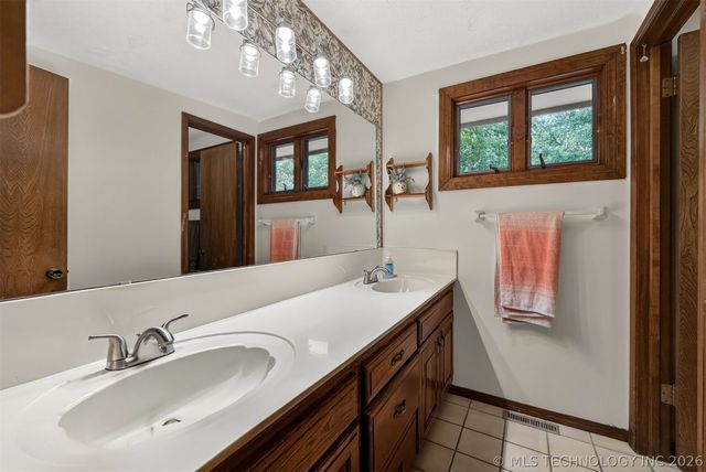 2917 Greenwood Court, Bartlesville, OK 74006