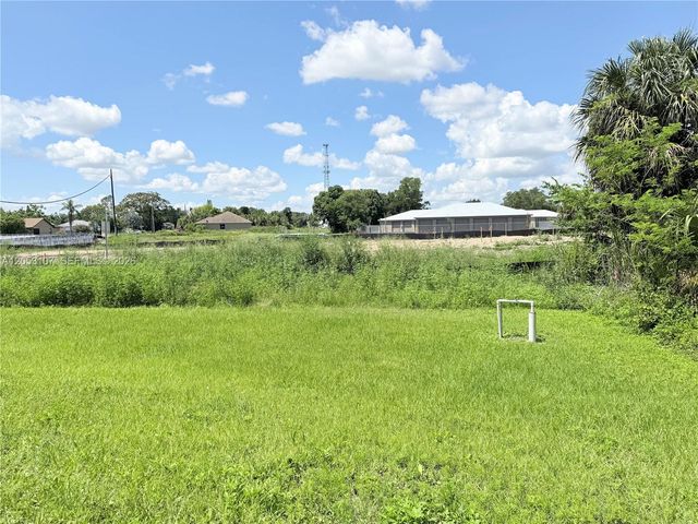 700 Connecticut Ln, Lehigh Acres, FL 33936