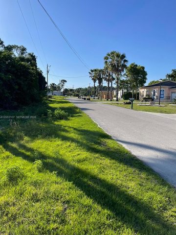 700 Connecticut Ln, Lehigh Acres, FL 33936