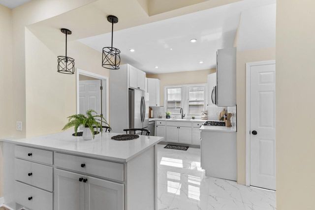 1037 White Rock AVENUE, Waukesha, WI 53186