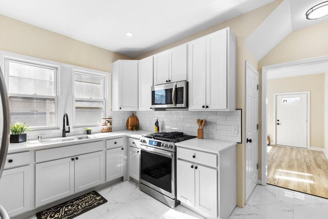 1037 White Rock AVENUE, Waukesha, WI 53186