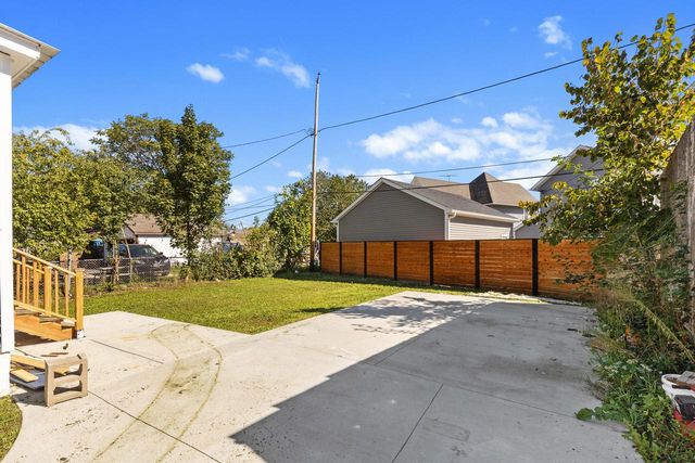 1037 White Rock AVENUE, Waukesha, WI 53186