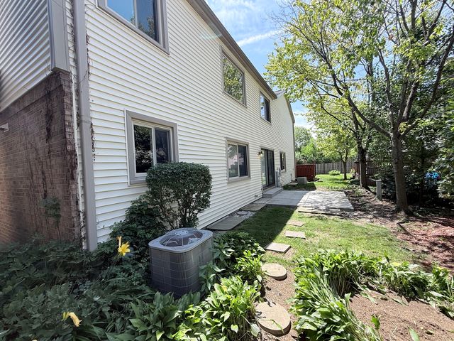 311 E Forest Knoll Drive, Palatine, IL 60074