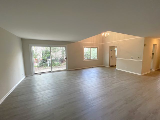 311 E Forest Knoll Drive, Palatine, IL 60074