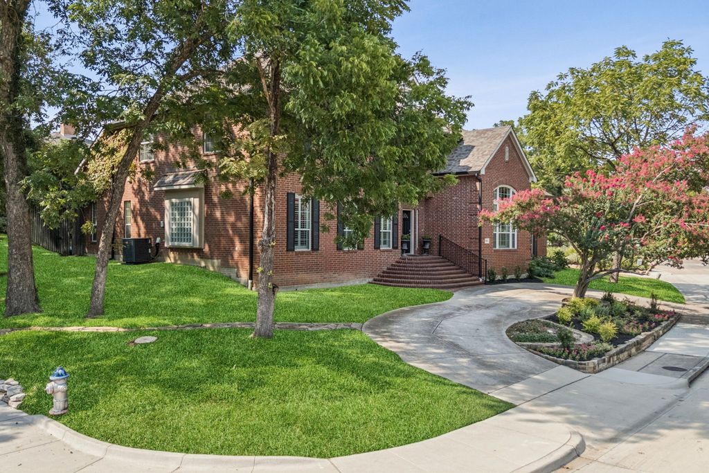 8904 Meadowknoll Drive, Dallas, TX 75243