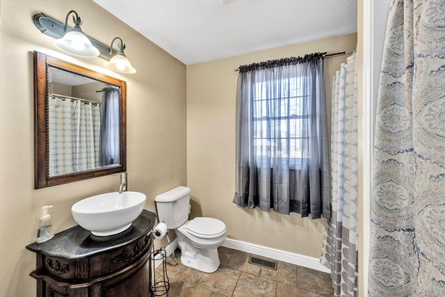 331 Braley Hill Rd, Rochester, MA 02770