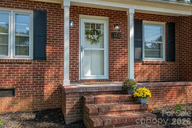 123 E Dixon Street, Lincolnton, NC 28092