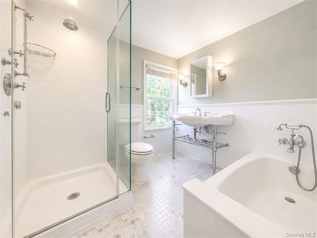 4 N Ravine Road, Great Neck, NY 11023
