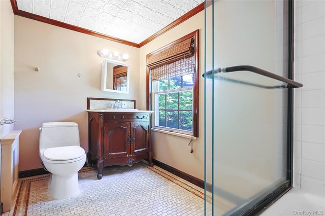 4 N Ravine Road, Great Neck, NY 11023
