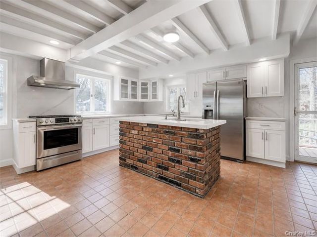 4 N Ravine Road, Great Neck, NY 11023