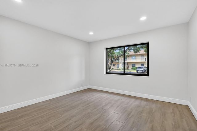 275 Gate Rd 104, Hollywood, FL 33024