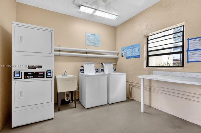 275 Gate Rd 104, Hollywood, FL 33024