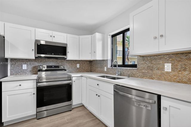 275 Gate Rd 104, Hollywood, FL 33024