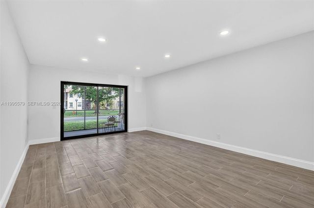 275 Gate Rd 104, Hollywood, FL 33024