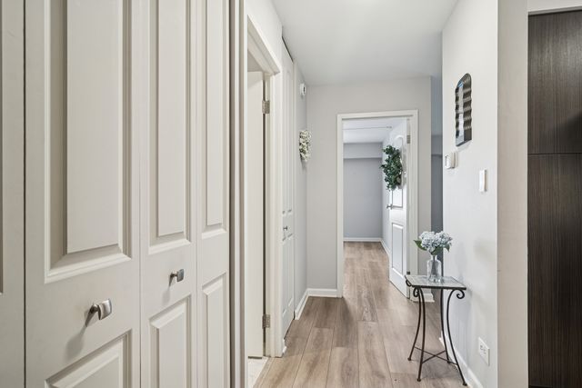 1605 E Central Road 111B, Arlington Heights, IL 60005