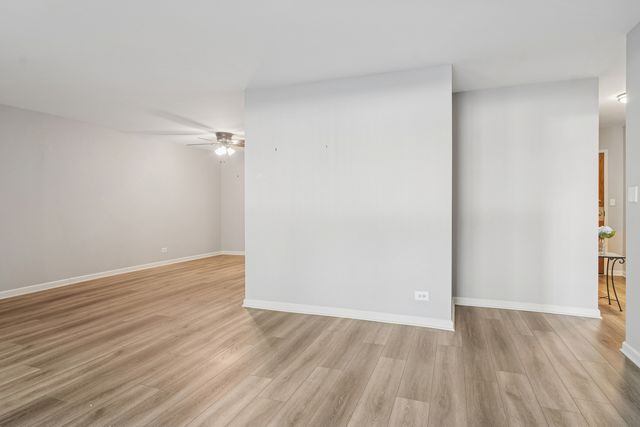 1605 E Central Road 111B, Arlington Heights, IL 60005