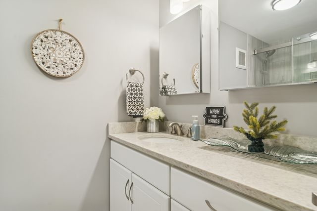 1605 E Central Road 111B, Arlington Heights, IL 60005