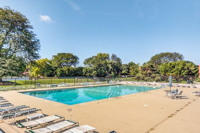 1605 E Central Road 111B, Arlington Heights, IL 60005