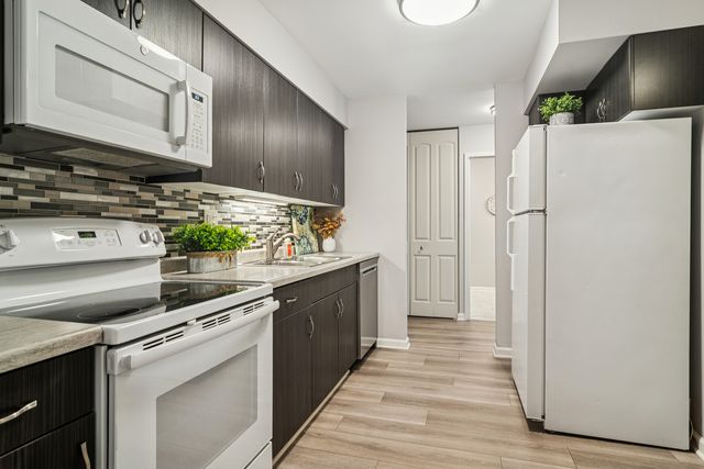 1605 E Central Road 111B, Arlington Heights, IL 60005