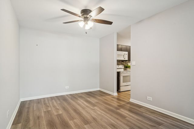 1605 E Central Road 111B, Arlington Heights, IL 60005