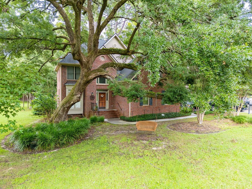 Image 3 of property listing at 101 Riverwood Lane, Summerville, SC 29485