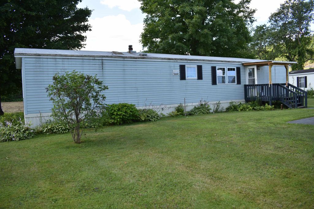 89 Roland Street, Barton, VT 05822