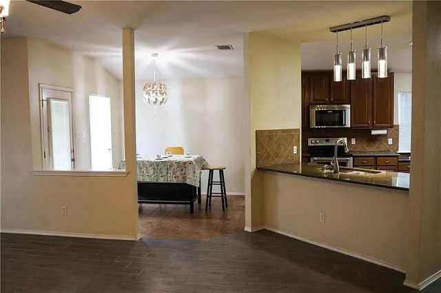 100 S Creek Bend DR, Hutto, TX 78634