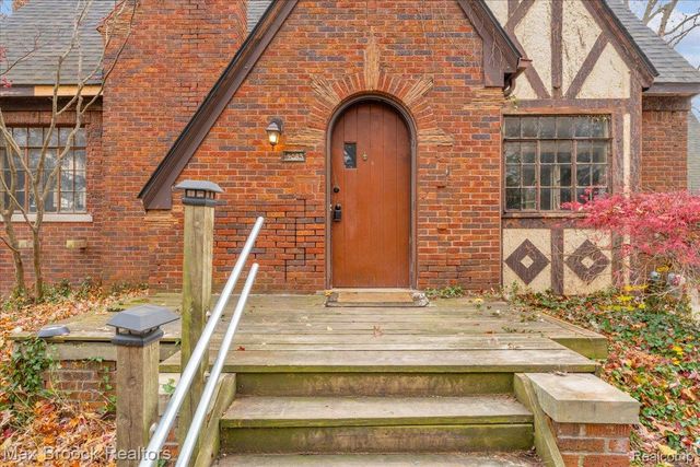 2085 Pontiac Drive, Sylvan Lake, MI 48320